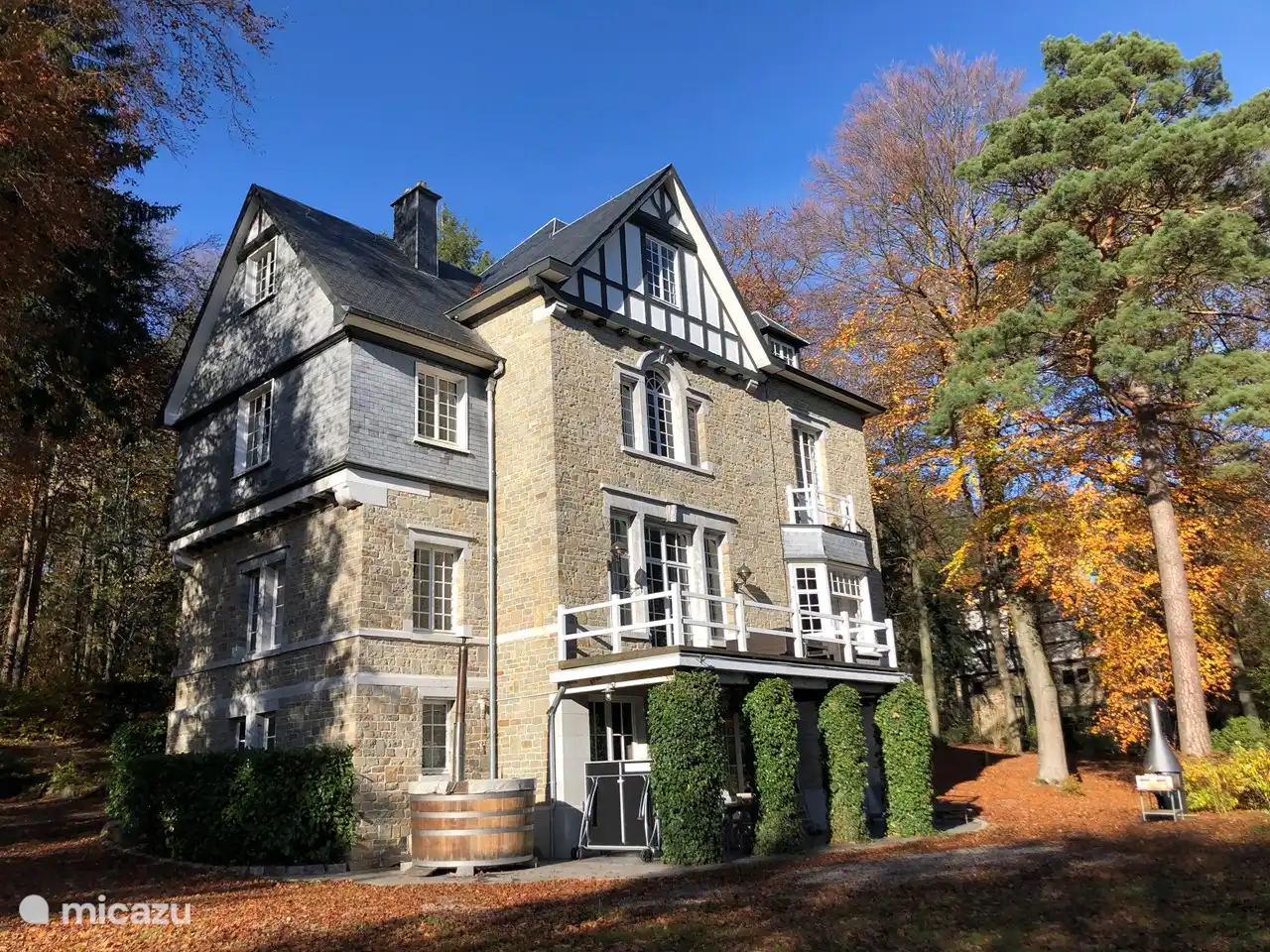 Die prestigeträchtige 500 m² große Villa befindet sich in einem komplett eingezäunten Privatpark.