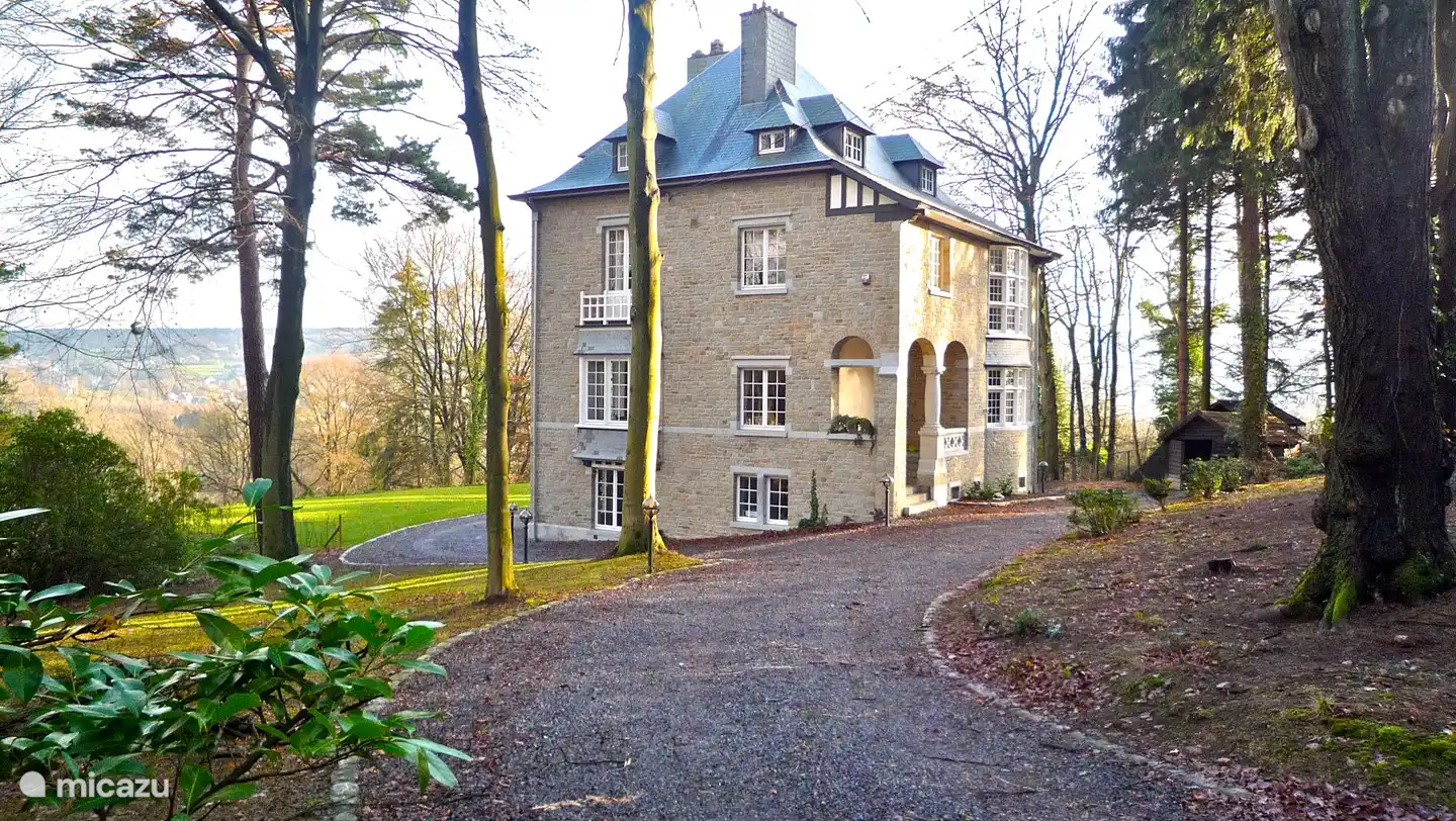 Blick vom Eingangstor. Einfacher Zugang und kostenlose Parkplätze