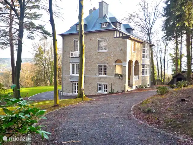 Le Soyeureux huren in België, Ardennen, Spa - landhuis / kasteel Uitzicht vanaf de toegangspoort. Gemakkelijke toegang en gratis parkeren