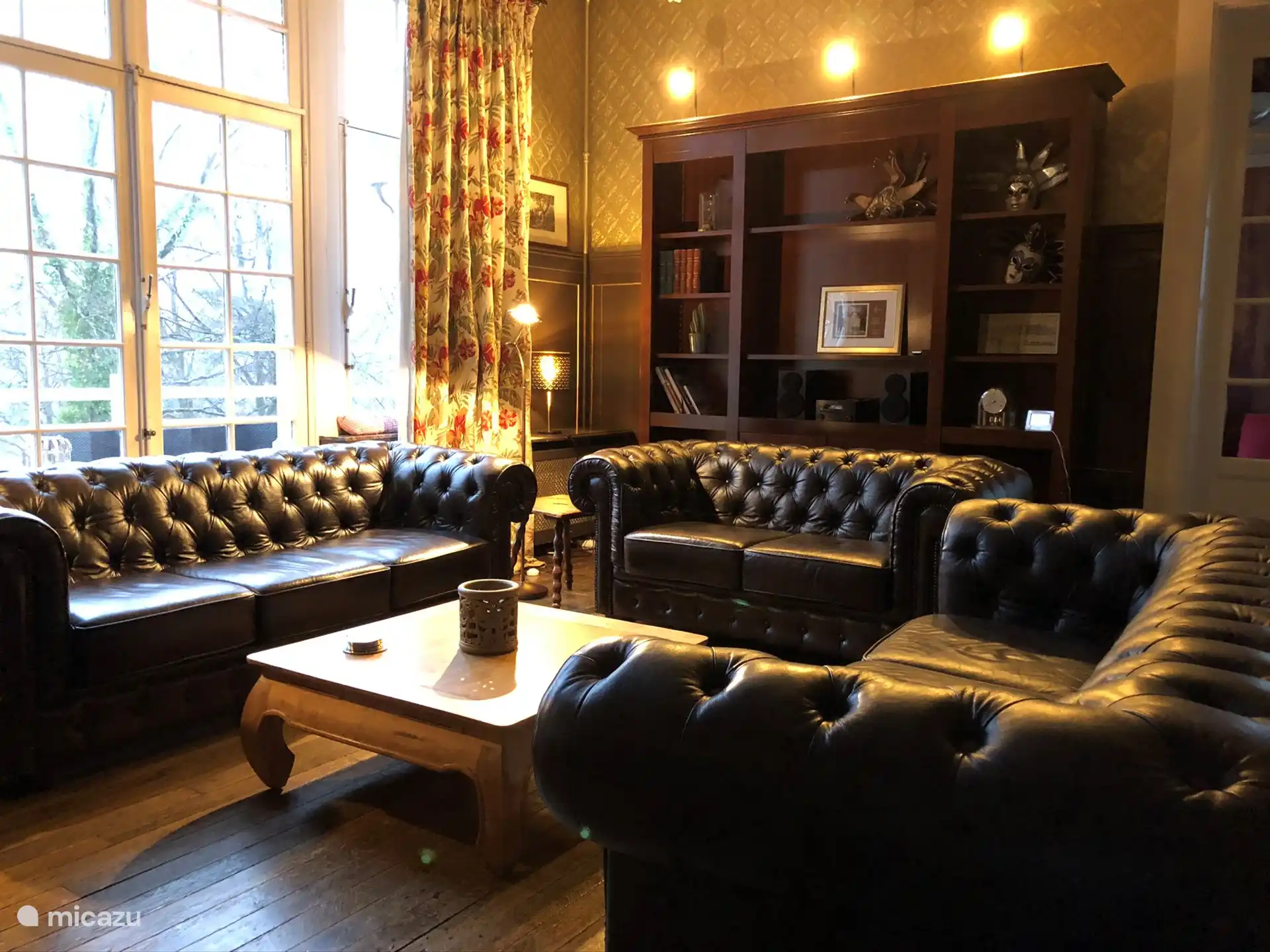 Gemütliche Lounge mit Kamin für einen Moment der Ruhe und Entspannung.