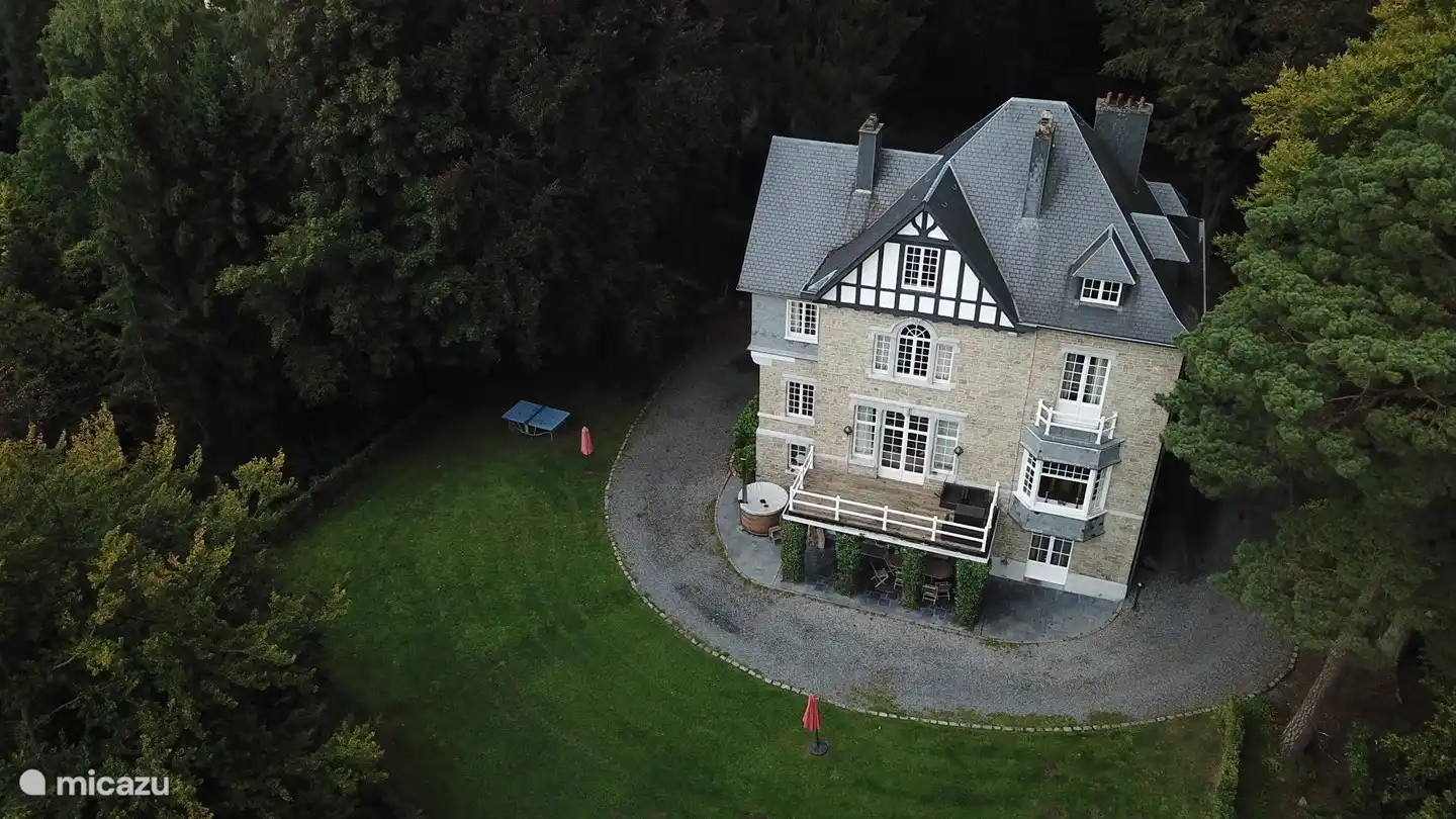 Le Soyeureux, eine 500 m² große Villa im englischen Landhausstil, umgeben von einem 5000 m² großen Park. Dies ist ein charmantes Werk von Georges Hobé, einem vernachlässigten Meister der Jugendstilarchitektur, der dieses Haus im Jahr 1910 erbaute. An den Hängen oberhalb des Kurorts Spa gelegen, ist es heute Teil des UNESCO-Welterbes