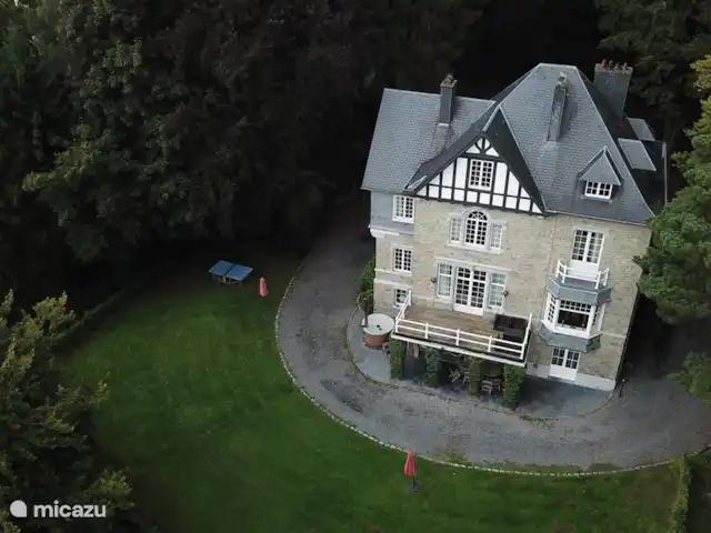 Le Soyeureux huren in België, Ardennen, Spa - landhuis / kasteel Le Soyeureux, een villa van 500 m² in Engelse cottage-stijl, omgeven door een park van 5000 m². Dit is een charmant werk van Georges Hobé, een verwaarloosde meester van de Art Nouveau-architectuur, die dit huis in 1910 bouwde. het maakt nu deel uit van het Werelderfgoed van de UNESCO