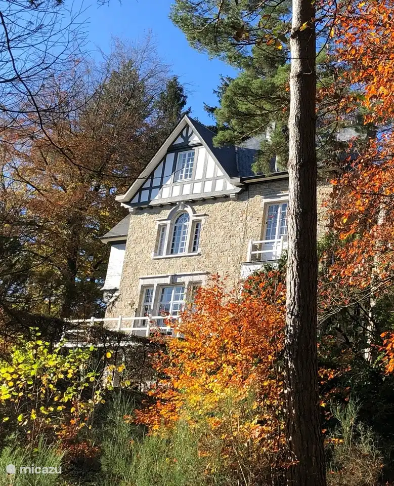 Das Hotel liegt in einem 5000 m² großen Privatpark, komplett eingezäunt, damit Ihre Kinder sicher unter Ihrer Aufmerksamkeit Abenteuer spielen können
