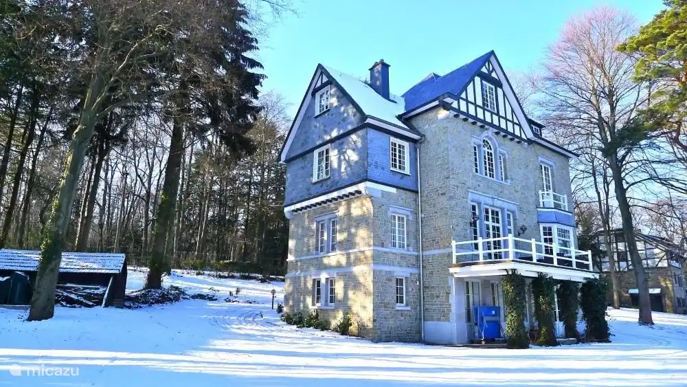 Le Soyeureux ist zu jeder Jahreszeit einfach außergewöhnlich. Der Winter macht es noch magischer, wenn Schnee die Höhen Belgiens bedeckt. Zögern Sie nicht, Ihre Schneeschuhe, Skier zu beschuhen oder die Kinder auf den Schlitten zu bringen ... Spaß voraus!