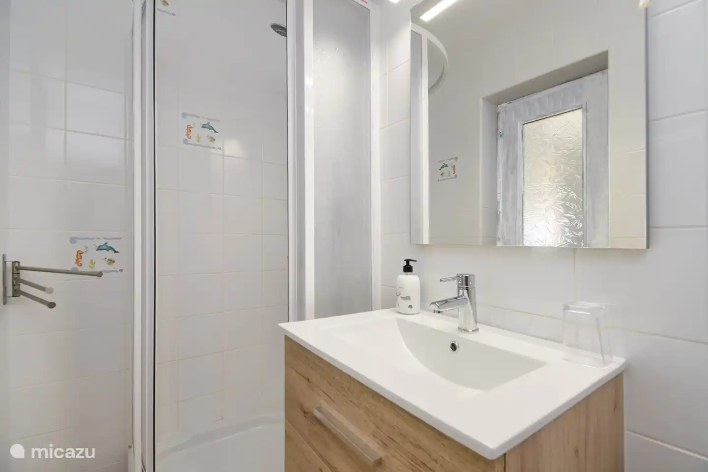 Das 2. Badezimmer mit Dusche und WC.