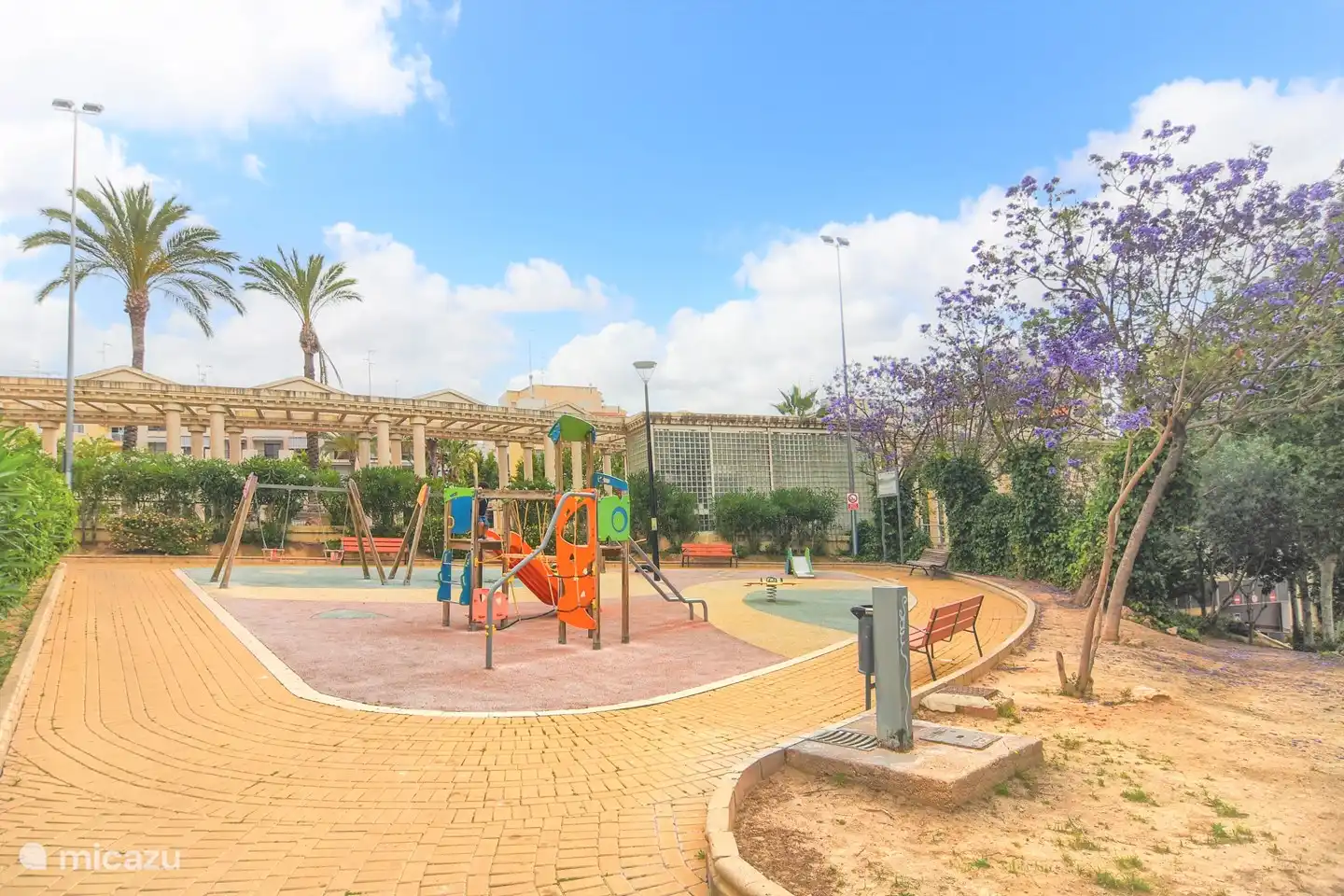 Spielplatz auf der anderen Straßenseite