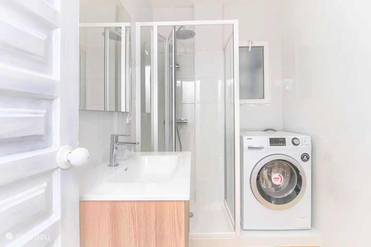 Das 1. Badezimmer mit Waschmaschine, Toilette und Dusche.