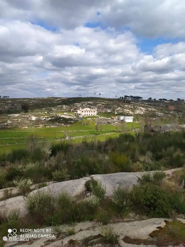 Das Haus und das Studio aus der Ferne irgendwo auf dem Grundstück