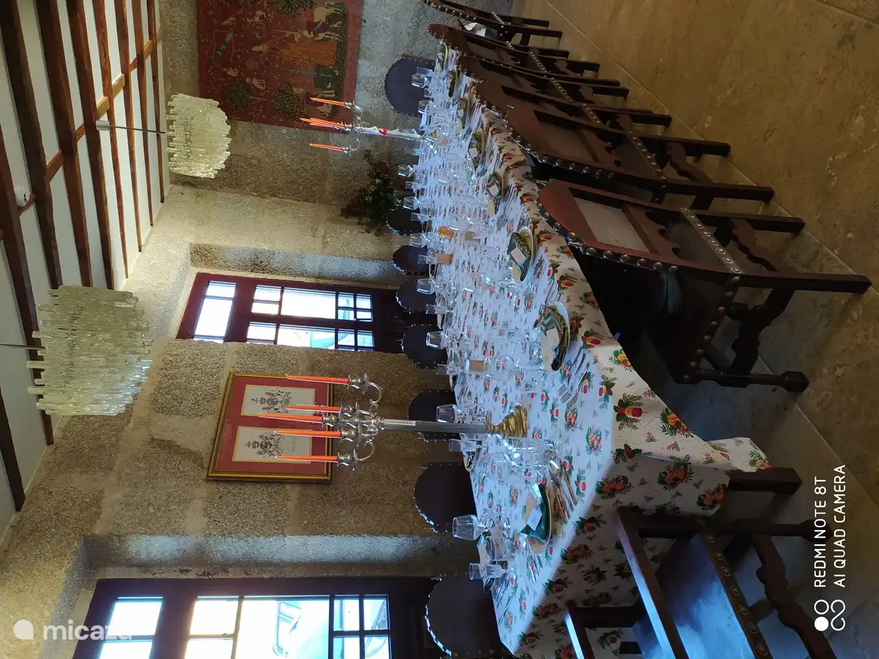 Der Tisch für 20 Personen in der Wohnküche