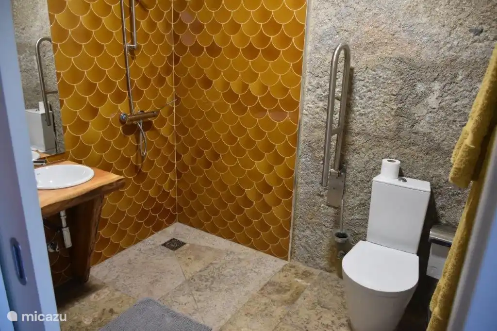 Das Badezimmer ist auch für Rollstuhlfahrer zugänglich