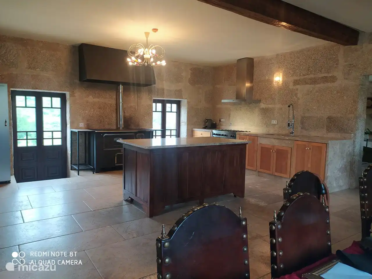 Die Küche mit Insel (mobil) und Holzofen