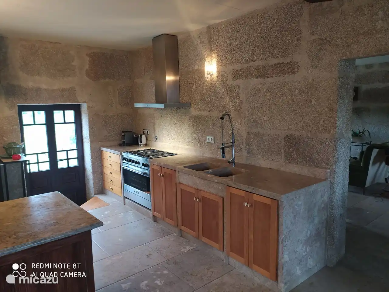 Die Arbeitsplatte mit Doppelwaschbecken, Fünfbrenner und Geschirrspüler