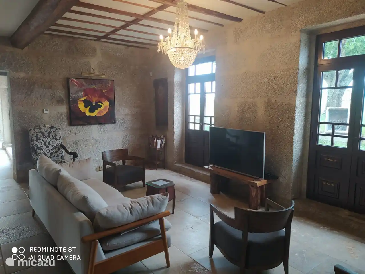 Sitzbereich um den Fernseher auf der anderen Seite