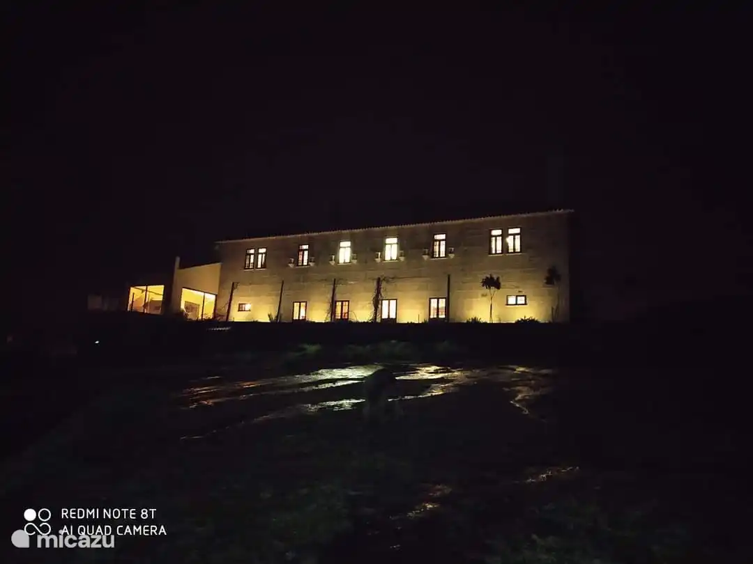 Das beleuchtete Haus bei Nacht