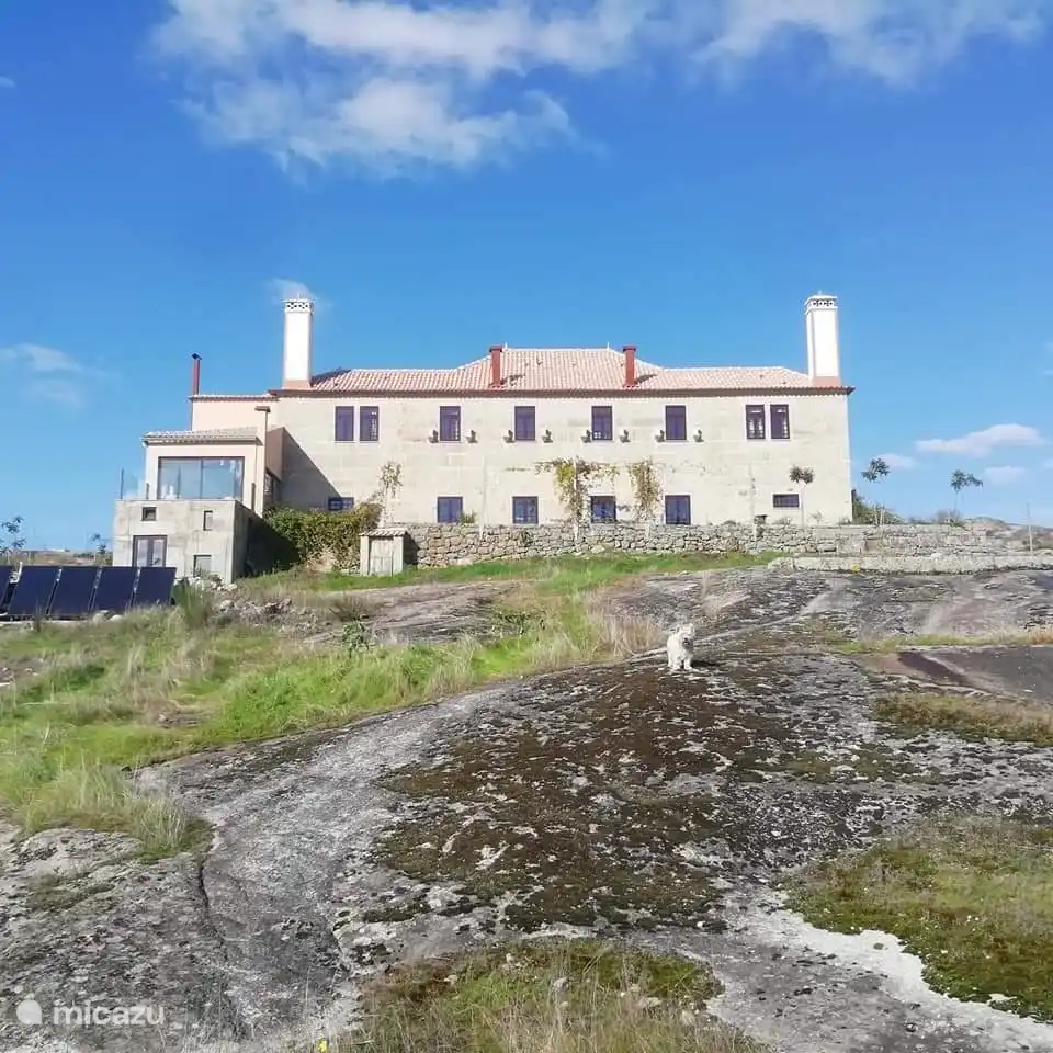 Die Rückseite des Hauses mit einer großen Terrasse