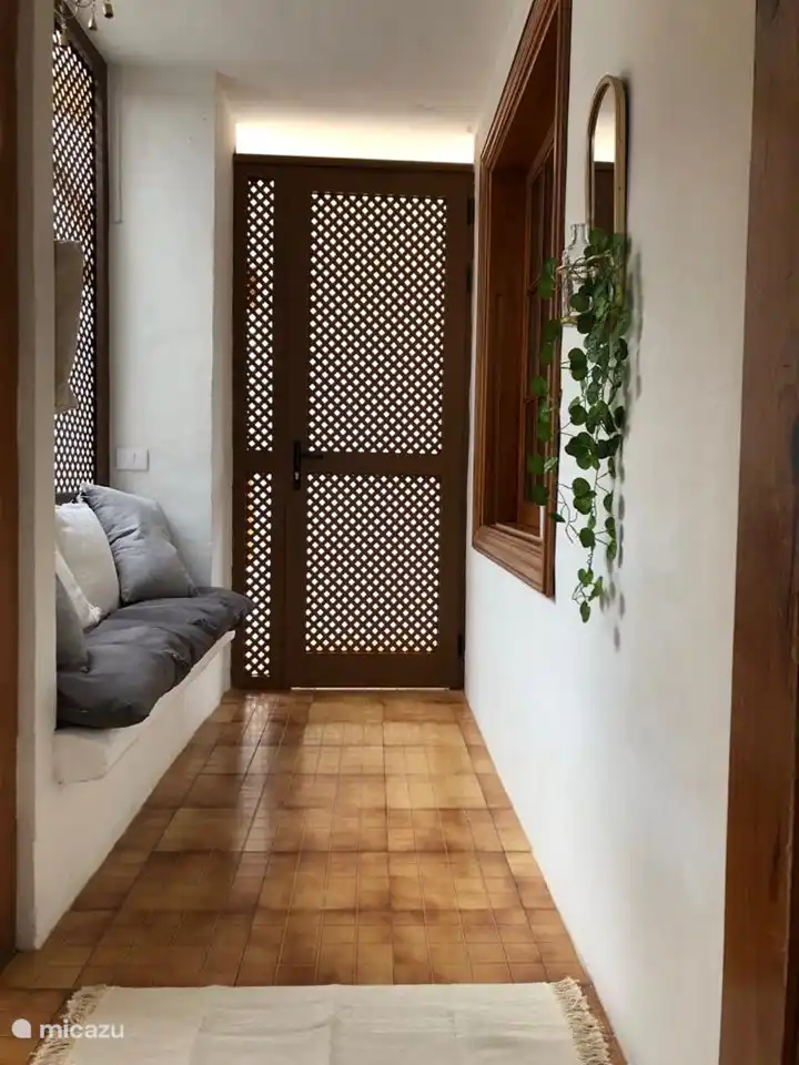 Première entrée avec hall et banc où il fait frais et agréable par temps chaud