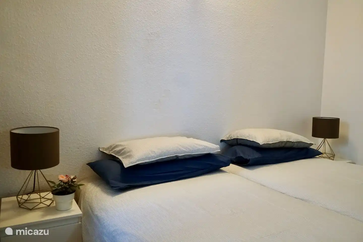 1ère chambre avec deux lits à sommier séparés et une armoire. Entrée privée depuis la chambre vers la salle de bain privée