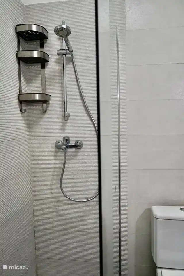 douche chaude dans petite salle de bain