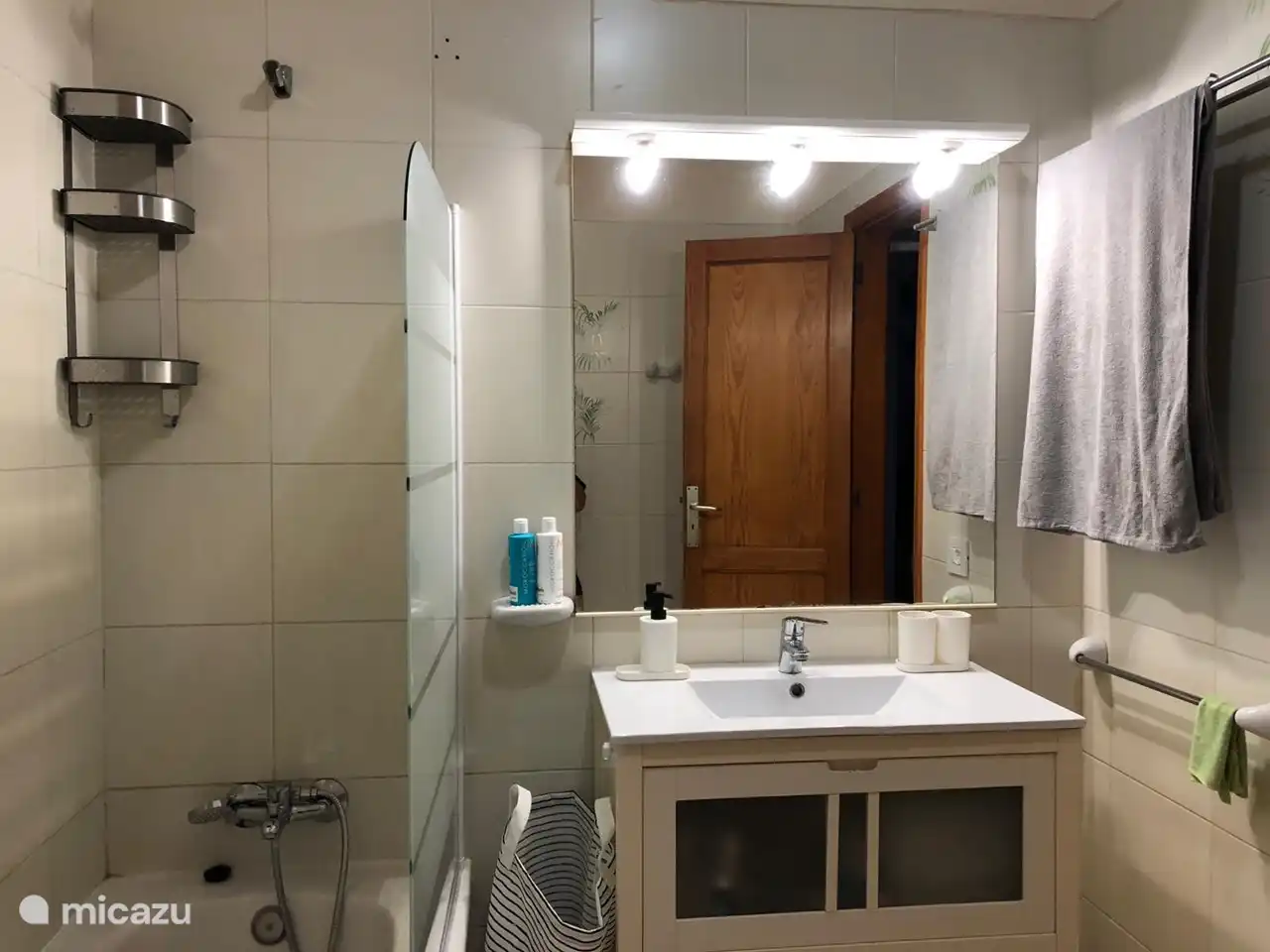 Grande salle de bain avec accès dans le hall séparé