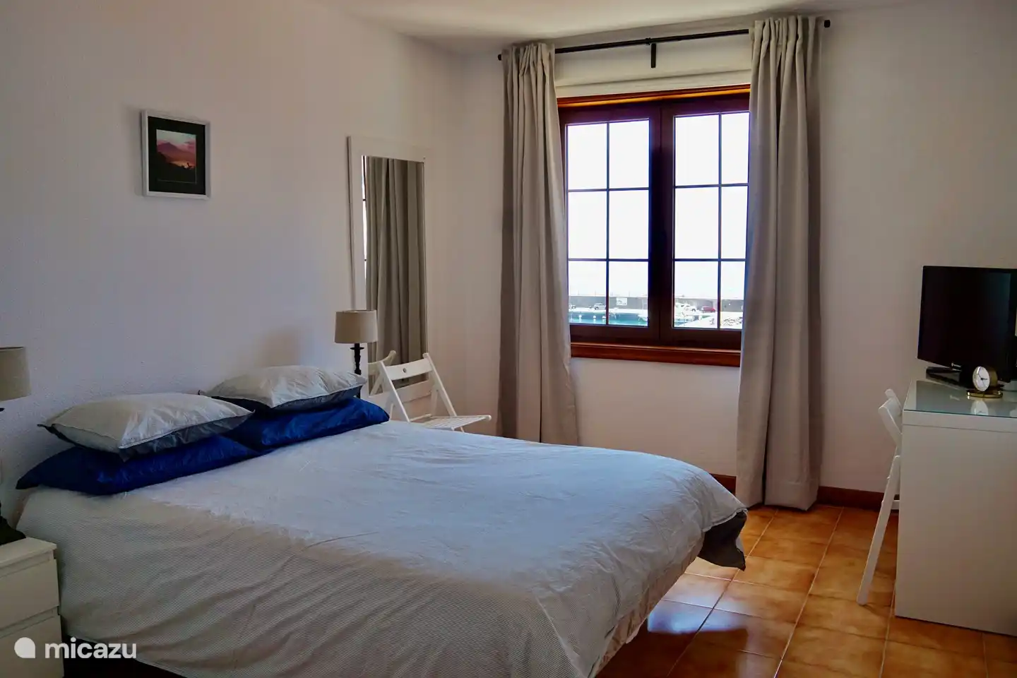 Cette chambre a également une vue magnifique sur le port et l'océan. Entrée salle de bain privée par le hall fermé, séparé du salon