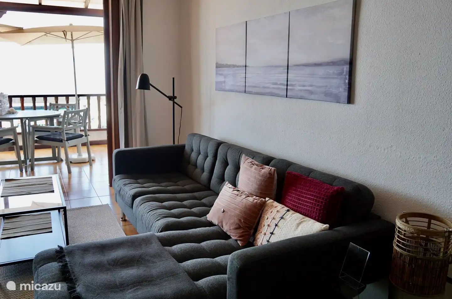 Salon avec nouveau canapé, tables et chaise