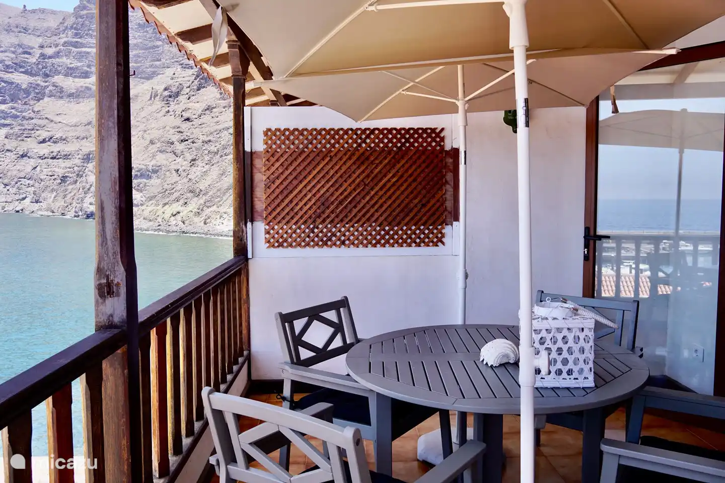 Balcon avec vue droite sur les rochers de Los Gigantes et la plage