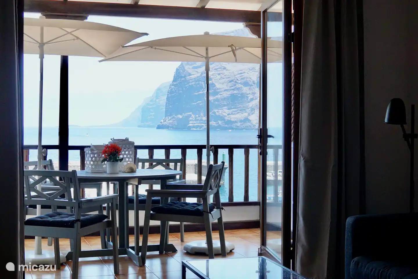 La charmante terrasse spacieuse avec du mobilier neuf et 2 ombrelles