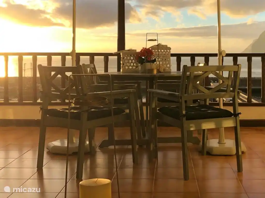 Ambiance photo terrasse avec soleil couchant