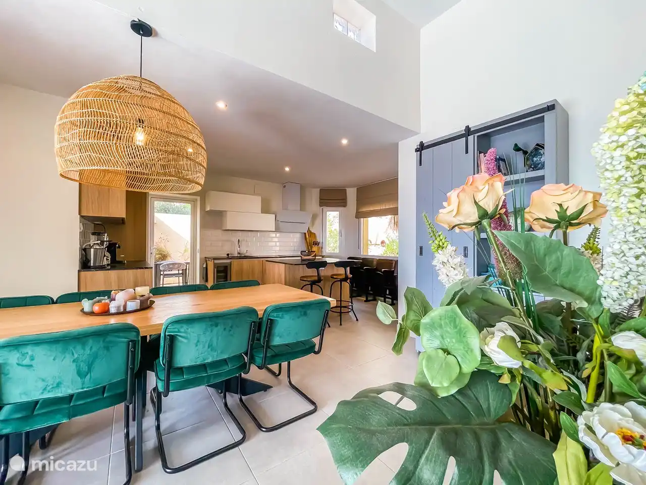 Cosy salon-salle à manger avec cuisine ouverte