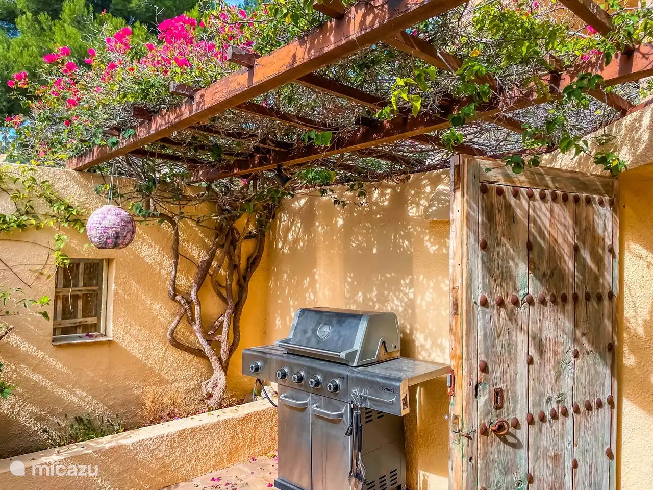 BBQ extérieur à côté de la cuisine