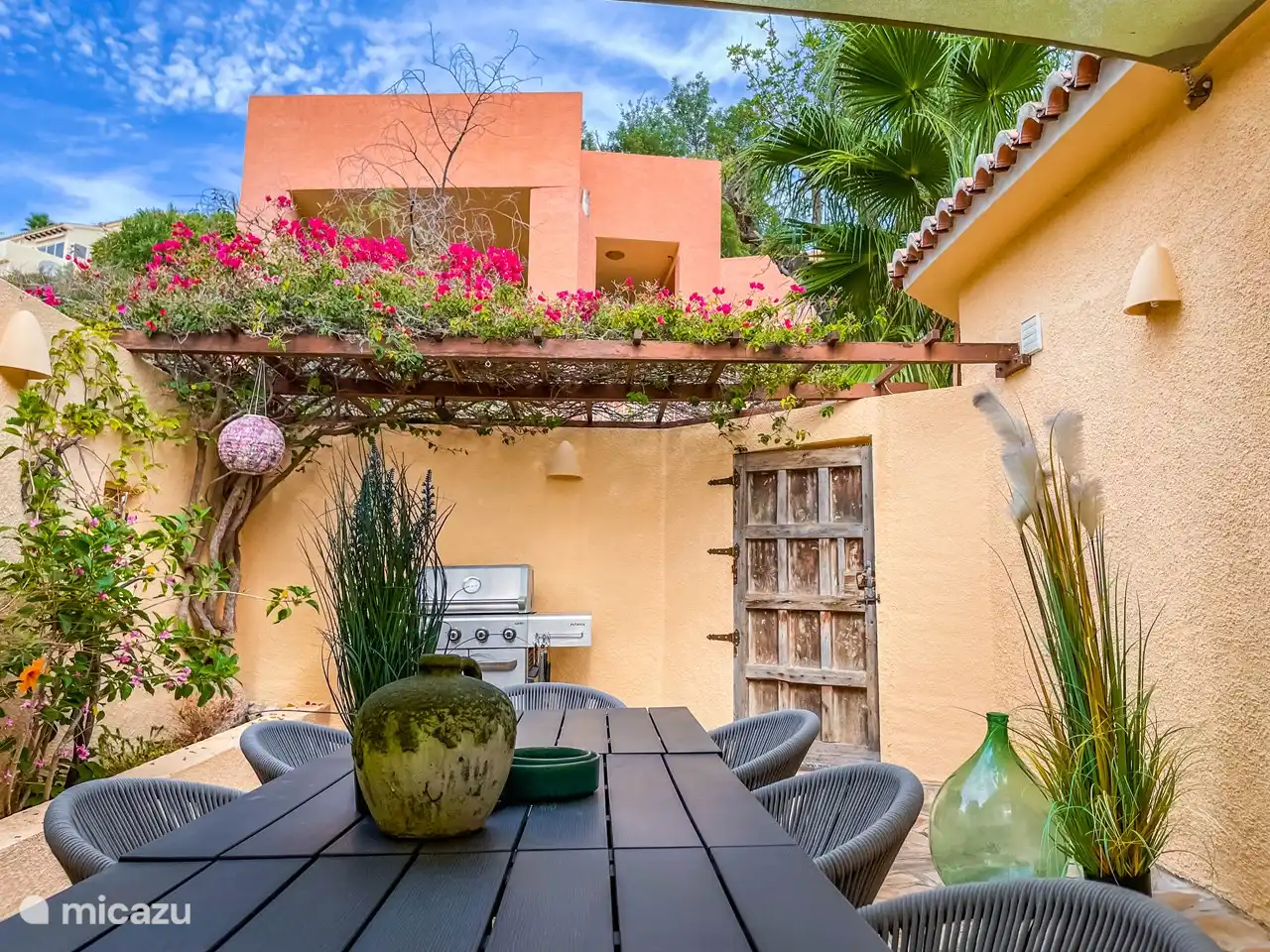 Salle à manger rafraîchissante à l'extérieur près du barbecue