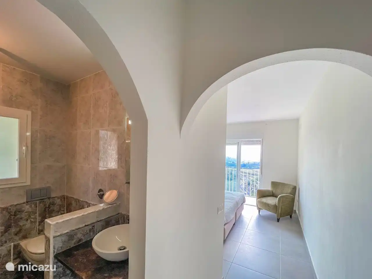 Salle de bain en suite dans la chambre principale