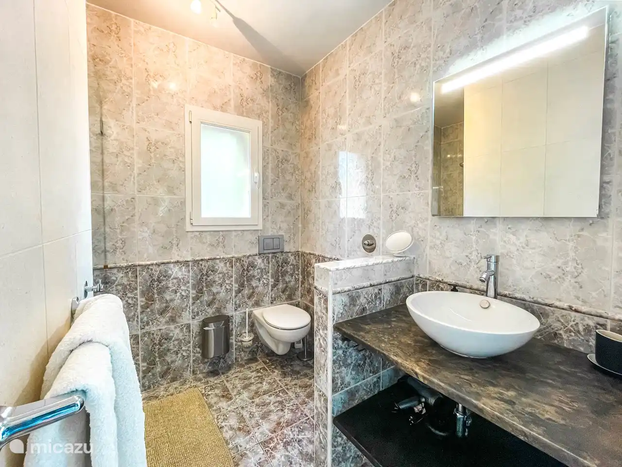 Salle de bain attenante à la chambre principale