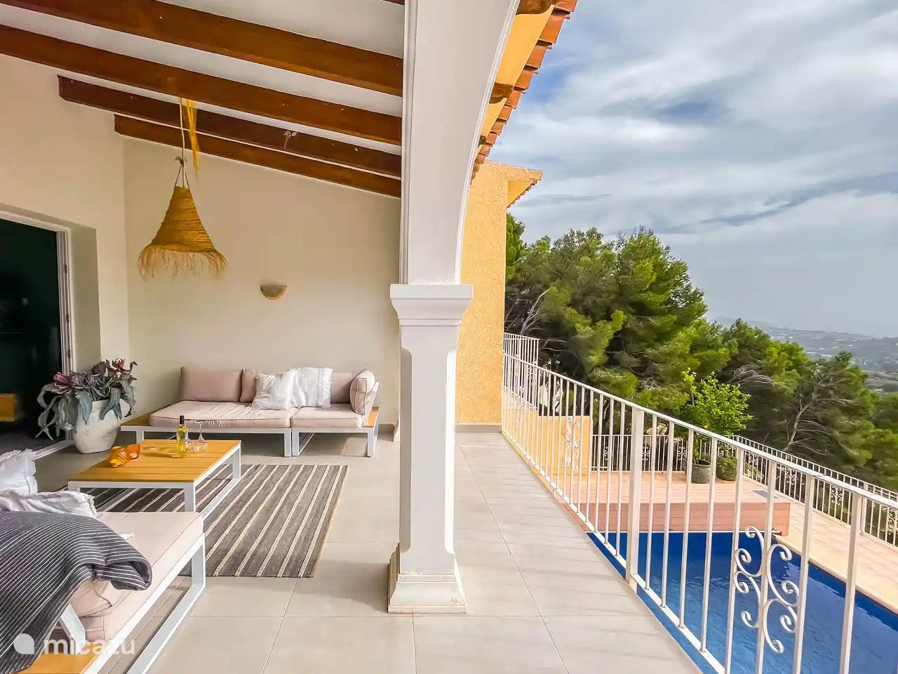 Au-dessus de la terrasse