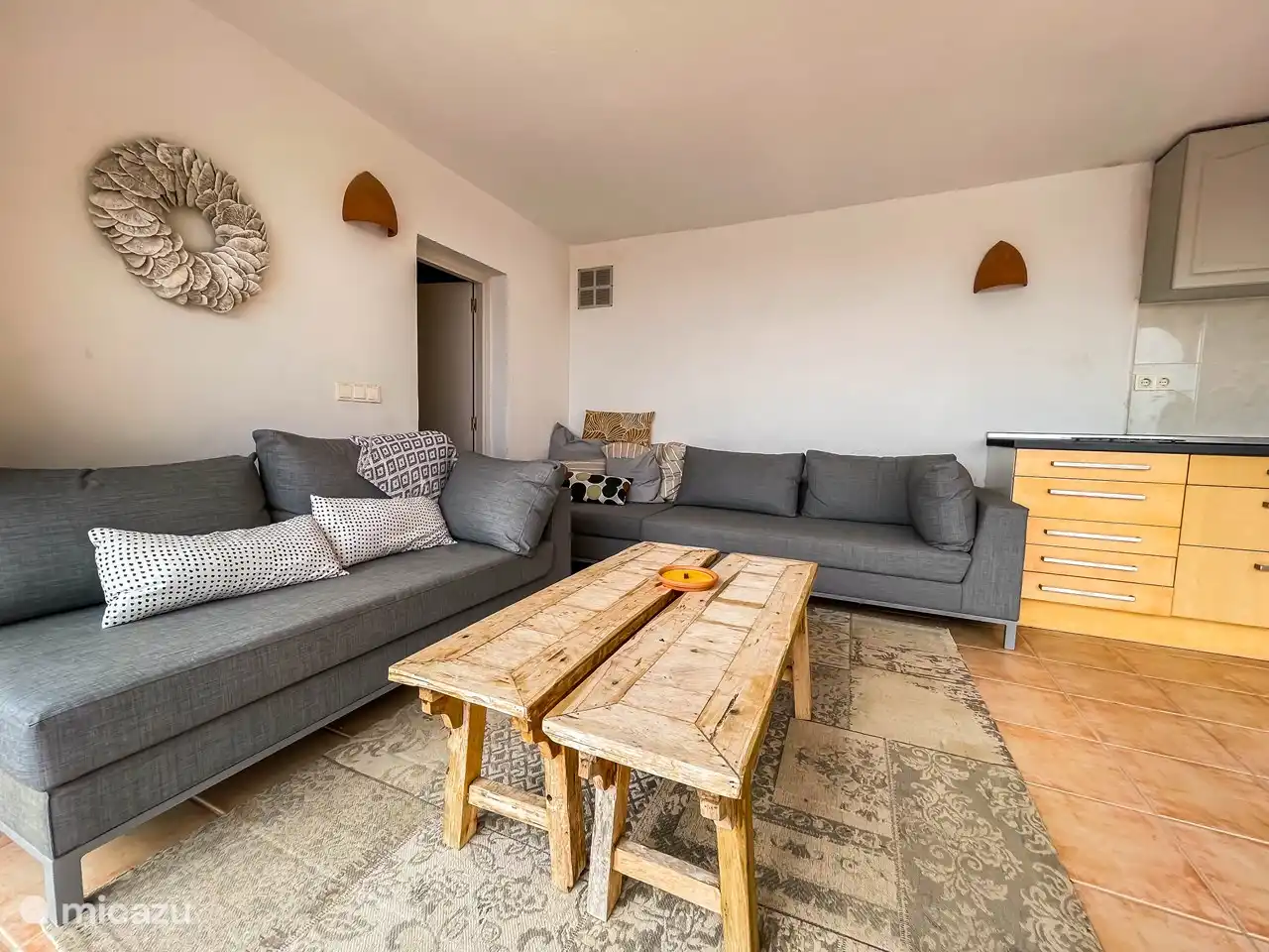 Coin salon au rez-de-chaussée près de la piscine