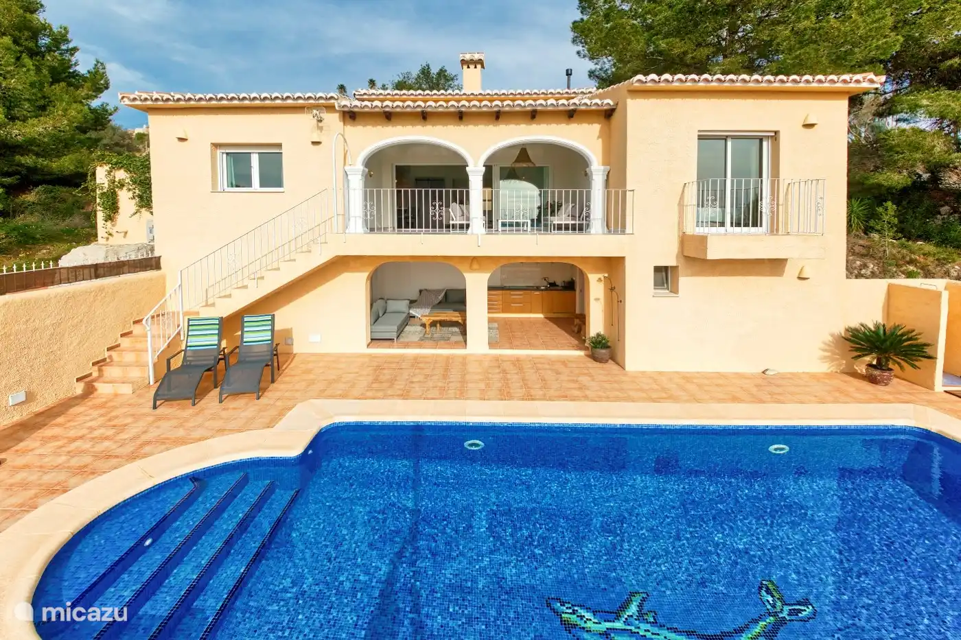 Arrière de la maison avec piscine et naya à l’étage où vous regardez toute la vallée et la mer.