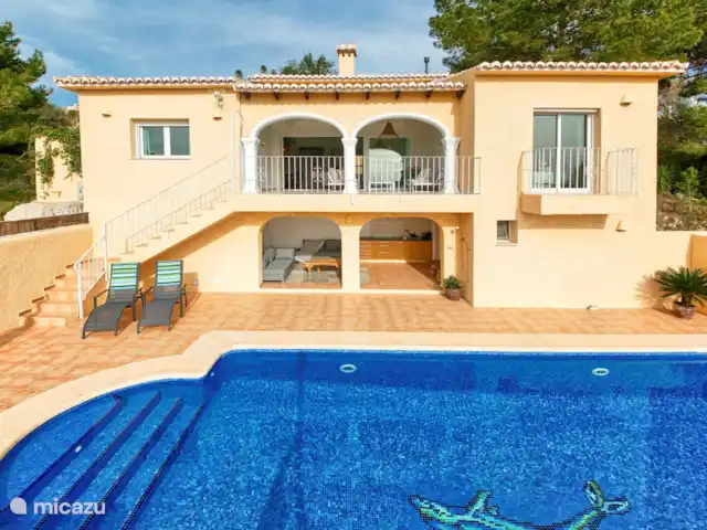 Location de Vacances Espagne, Costa Blanca, Teulada, villa - Villa Plaza Esmeralda Arrière de la maison avec piscine et naya à l’étage où vous regardez toute la vallée et la mer.