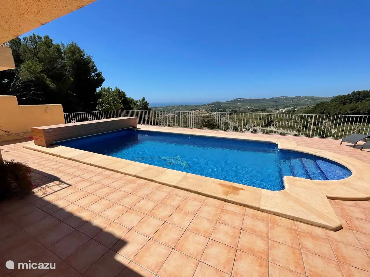 Terrasse de la piscine avec couverture (à utiliser pendant les mois d'hiver en combinaison avec la pompe à chaleur)
