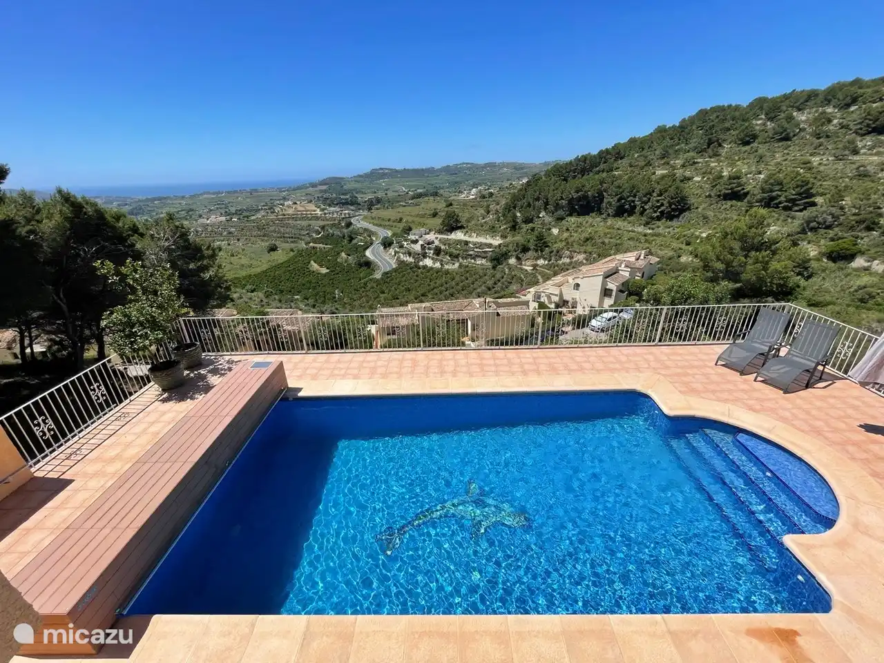 Piscine avec la belle vue vers Moraira