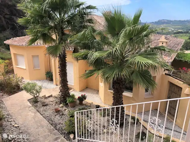 Location de Vacances Espagne, Costa Blanca, Teulada, villa - Villa Plaza Esmeralda Entrée du parking au-dessus. En bas des escaliers de la maison