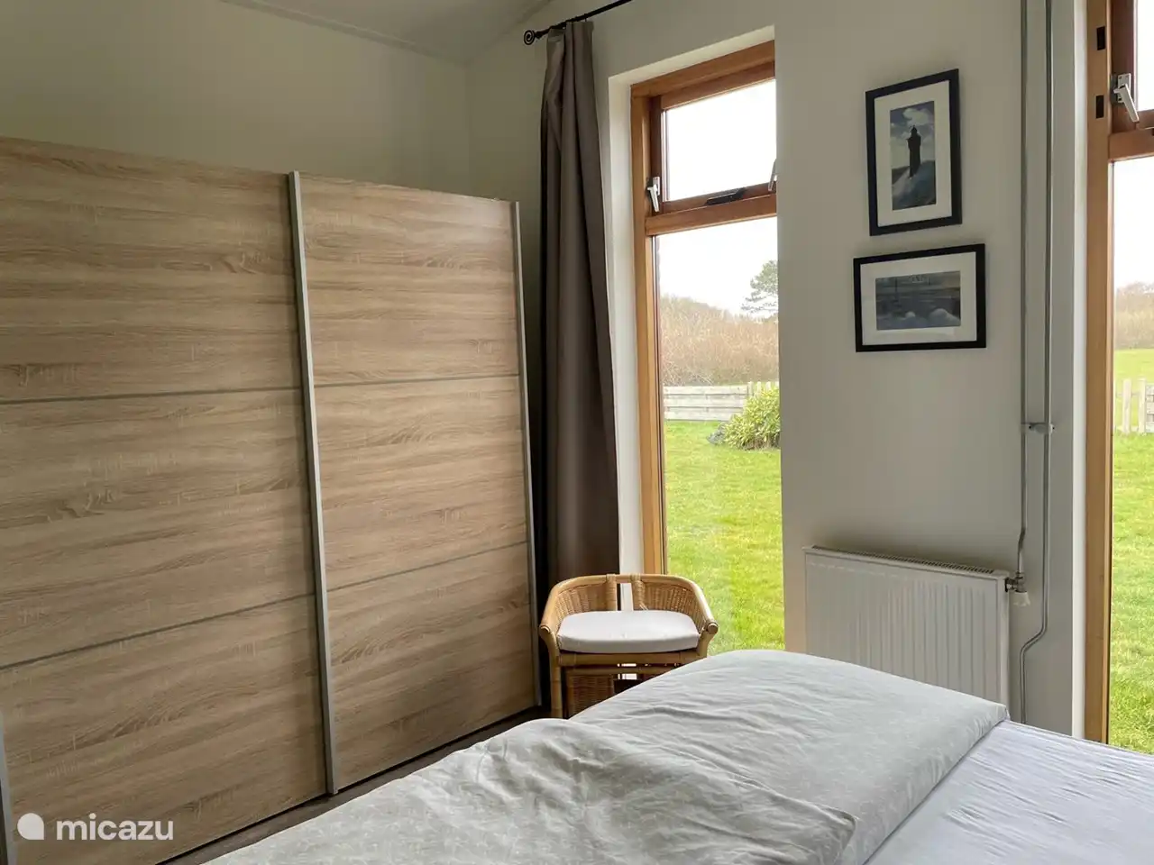 Chambre avec chaise haute