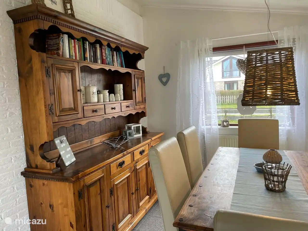 salle à manger avec 6 chaises