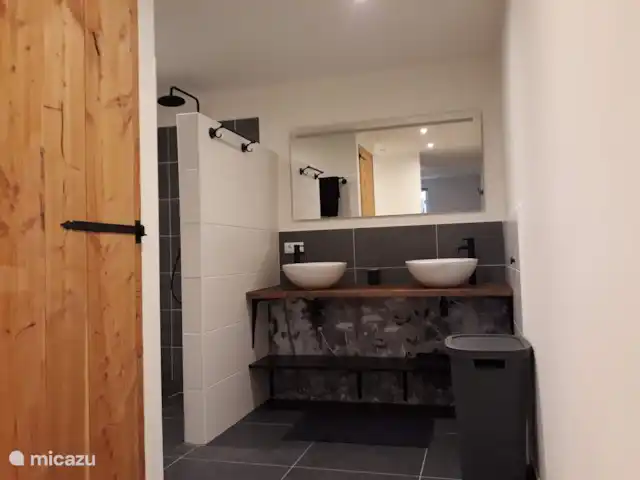 Location de Vacances Pays-Bas, Limbourg, Grashoek, maison mitoyenne - Au 7ème ciel 1 Salle de bain double vasque, WC fermé