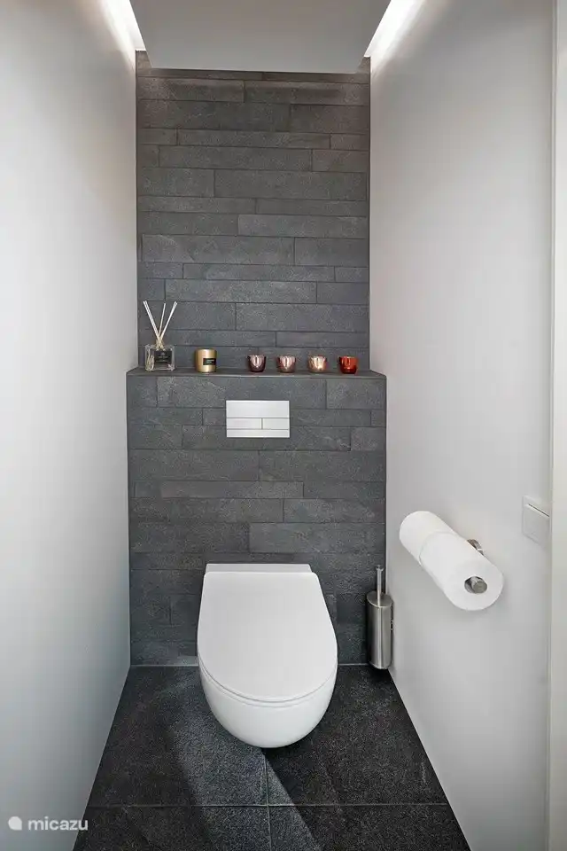 1 WC im Obergeschoss und 2 im Erdgeschoss