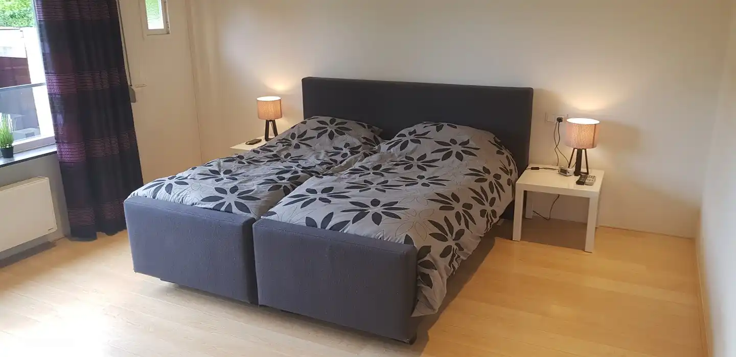 Luxuriöses Hauptschlafzimmer mit TV und eigenem Bad