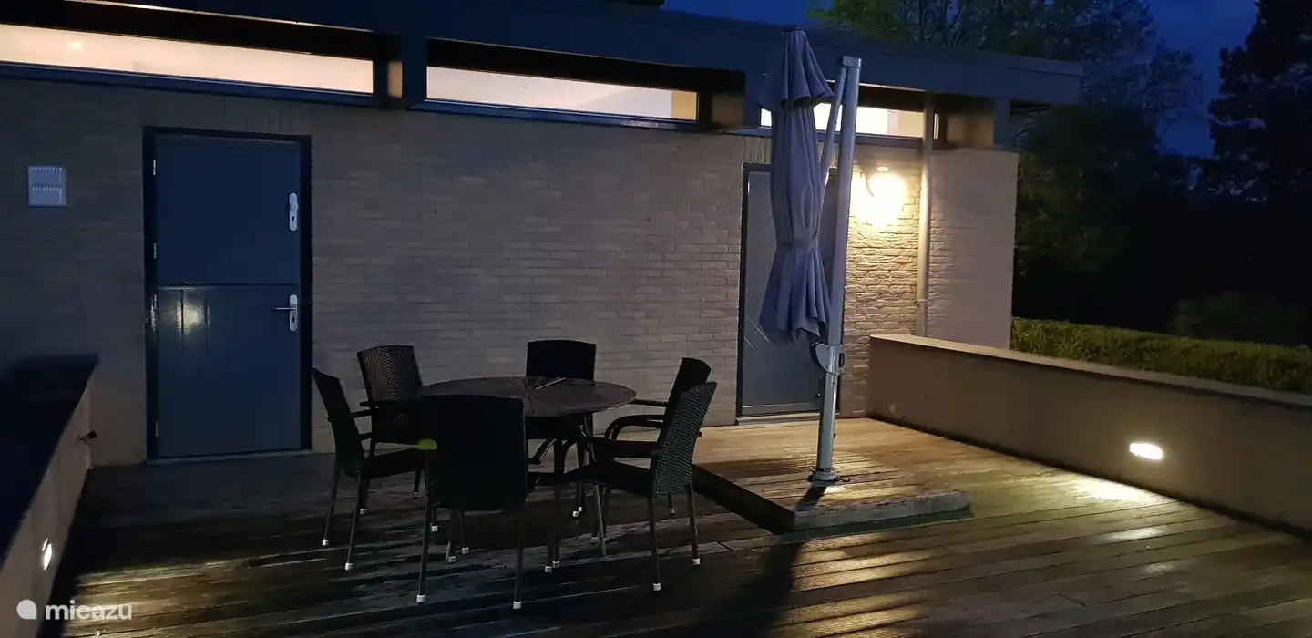 Terrasse im Obergeschoss ist mit Beleuchtung ausgestattet