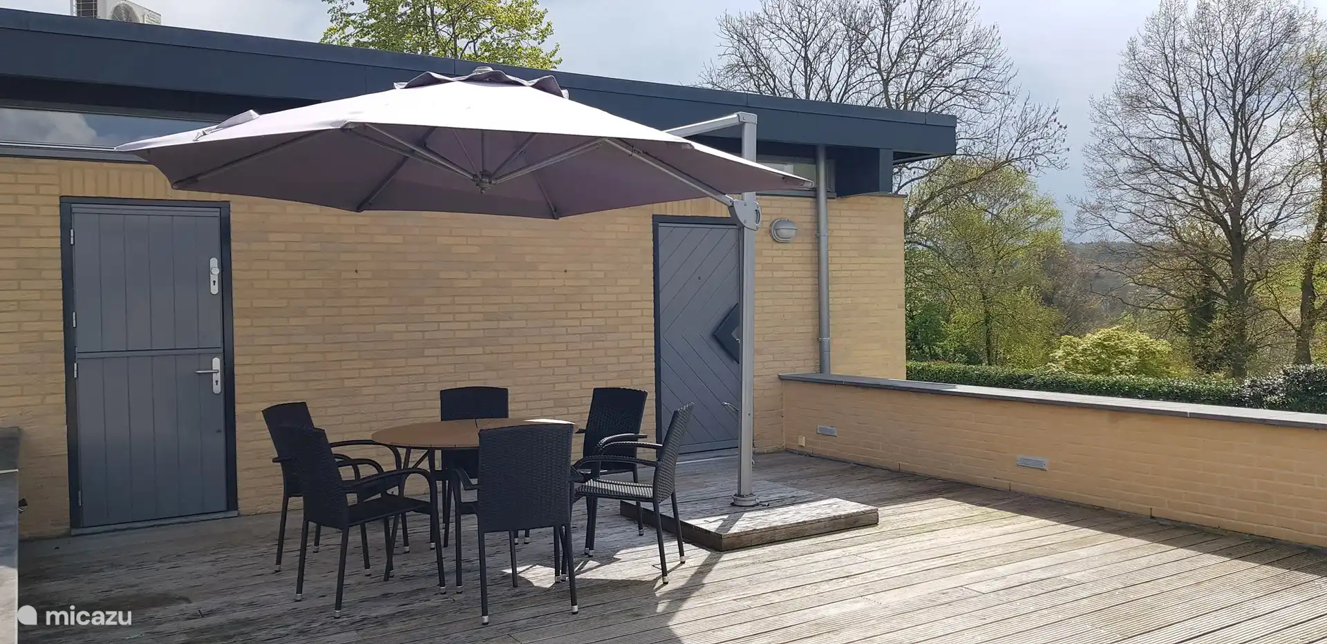 Von der Küche und dem Wohnzimmer im 1. Stock direkter Zugang zu einer sehr großzügigen Dachterrasse