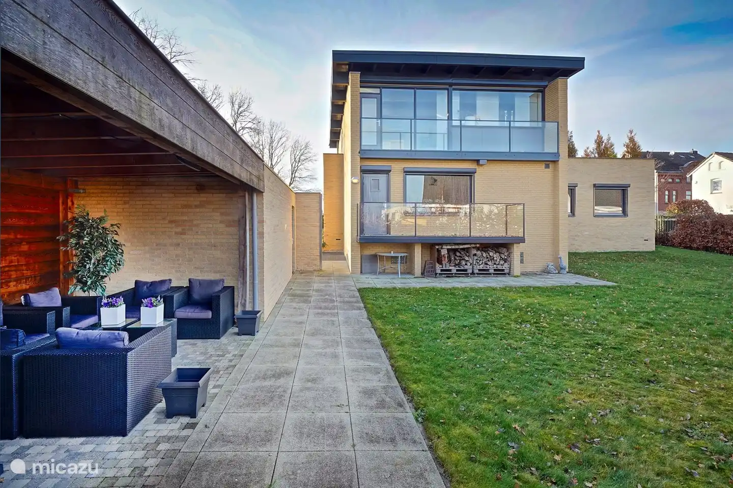 Überdachte Terrasse mit Beleuchtung und Blick in den Garten