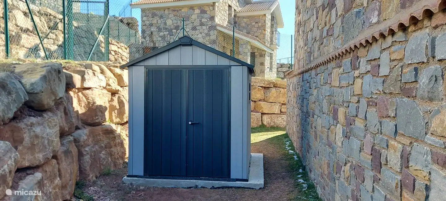 In the shed you can store your bike dry, equipped with 2 stands for mountain bikes / bicycles.