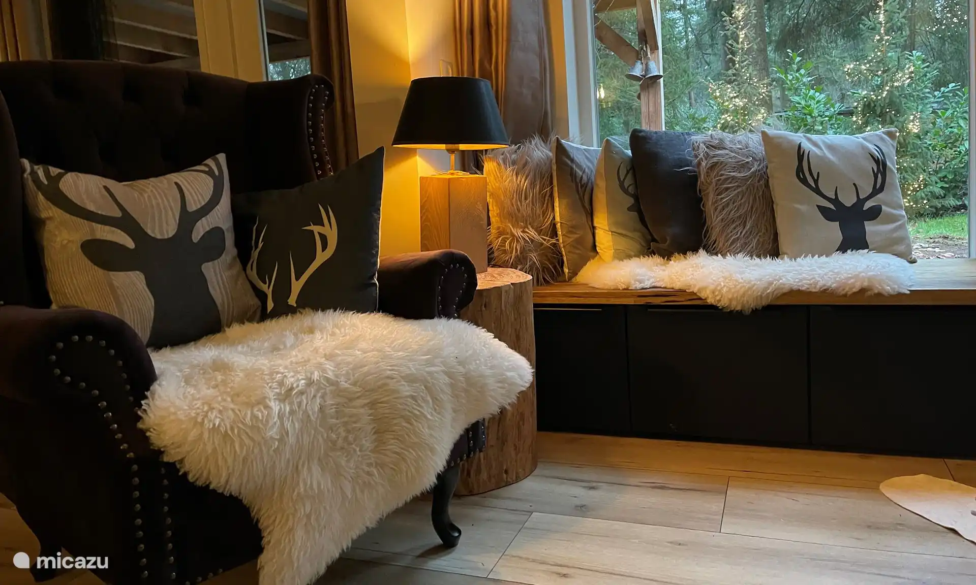 Détendez-vous dans le fauteuil ou asseyez-vous près de la grande fenêtre du salon